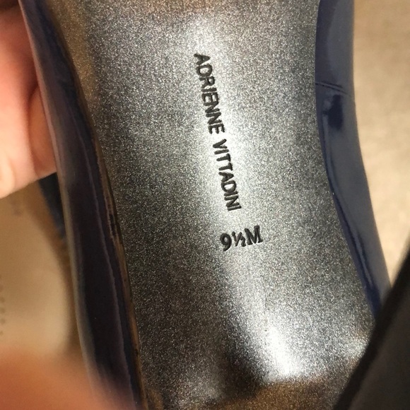 4” Navy heels - Adrienne Vittadini SZ: 9.5 - Picture 6 of 8